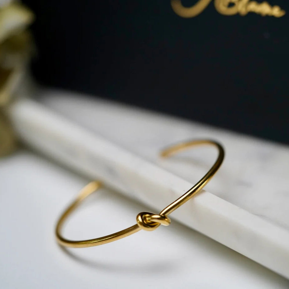 Eternal Knot Bracelet – Symbol of Endless Bond