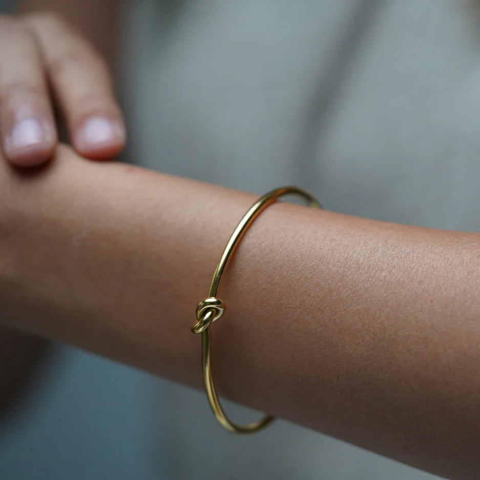 Eternal Knot Bracelet – Symbol of Endless Bond