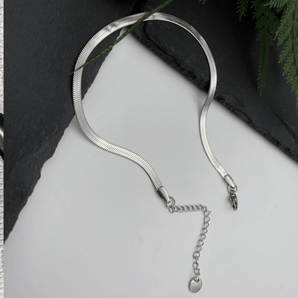 Minimal Snake Anklet – Effortless Elegance for Everyday Wear