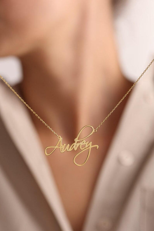CURLICUE NAME NECKLACE BY GLITOFY